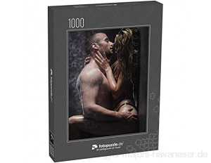 Puzzle 1000 Teile Nackter Mann berührt einen Hintern der Frau und küsst sie in der Dusche - Klassische Puzzle 1000 / 200 / 2000 Teile edle Motiv-Schachtel Fotopuzzle-Kollektion 'Erotik offen'