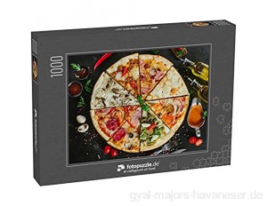 Puzzle 1000 Teile Verschiedene Pizzastücke in eine große Pizza auf Schwarz gelegt - Klassische Puzzle 1000 / 200 / 2000 Teile edle Motiv-Schachtel Fotopuzzle-Kollektion 'Essen'